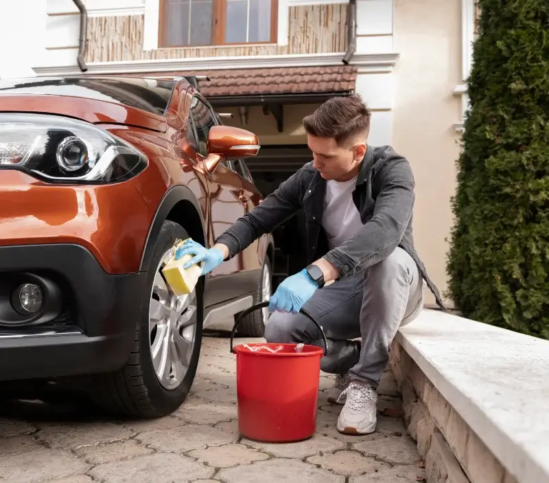 Lavage auto à domicile Vaulx-Vraucourt : professionnel intervenant sur un véhicule